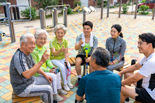 不同年龄和背景的社区居民围坐在一起分享运动心得