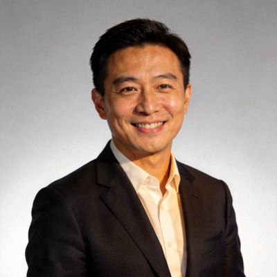 开云(kaiyun)网创始人兼CEO张伟先生身着西装面带微笑的半身肖像