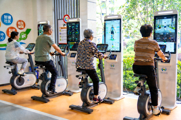 浙江未来社区居民在智能健身驿站使用数字化设备进行锻炼