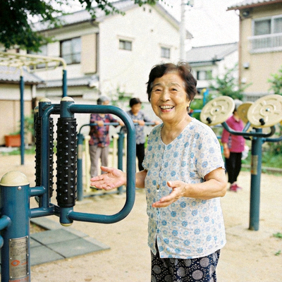 社区居民李女士面带笑容分享健身带来的积极改变