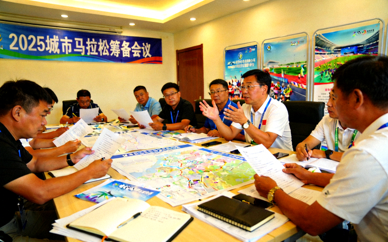 马拉松赛事筹备会议现场 - 组委会成员正在热烈讨论赛事方案
