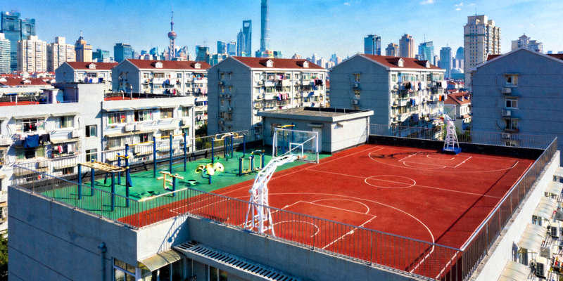 上海市浦东新区社区屋顶运动场 - 巧妙利用空间建设的篮球场和健身区