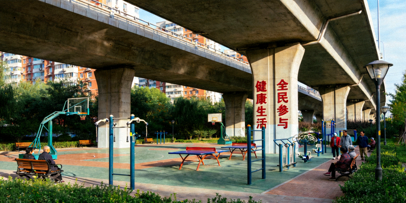 北京某社区利用高架桥下空间改造的全民健身场地全景
