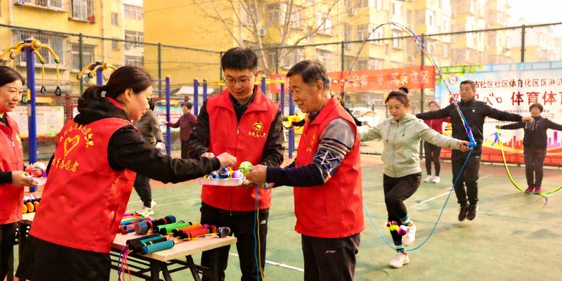 志愿者们在社区体育活动中协作，为参与者提供服务和支持
