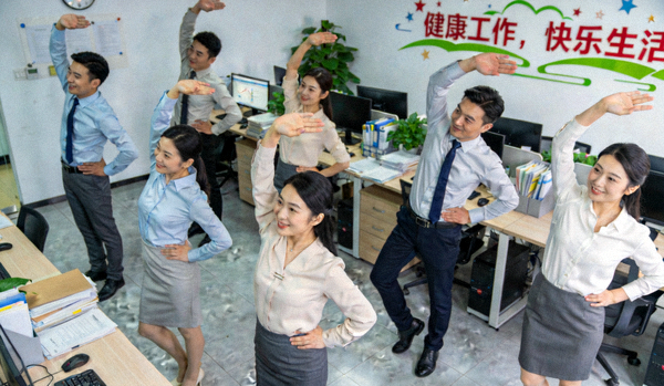 上班族在办公室进行工间操锻炼，缓解久坐疲劳