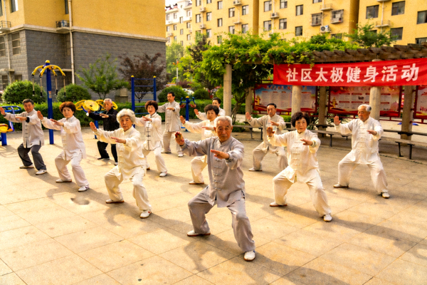 社区广场上居民集体练习太极拳