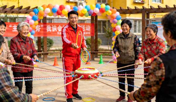 社区体育指导员带领居民进行趣味运动会的欢乐场景