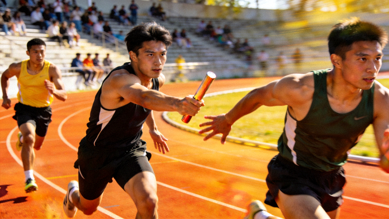 4x100米接力赛交接棒关键时刻，团队协作完美无间