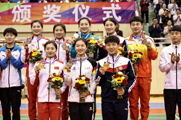 颁奖仪式上获奖运动员手持奖牌和鲜花合影留念