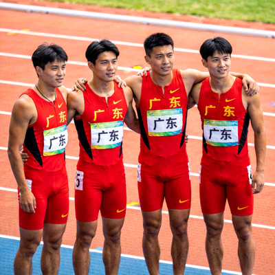 广东接力队四位队员肩并肩合影