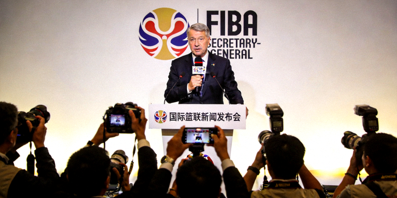 国际篮联秘书长在新闻发布会上发言