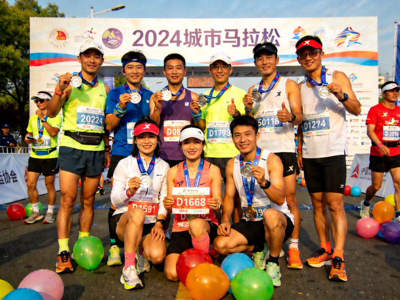马拉松赛后，跑者们佩戴奖牌聚集在一起合影留念，气氛热烈