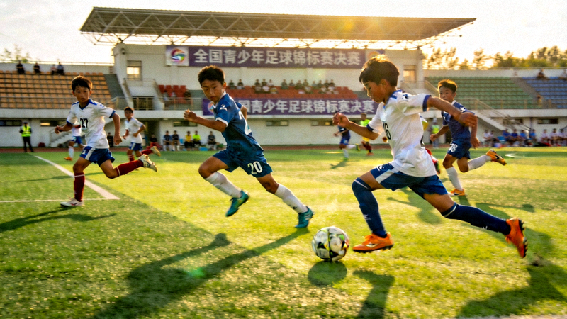 全国青少年足球锦标赛决赛，小球员在绿茵场上奋力拼抢